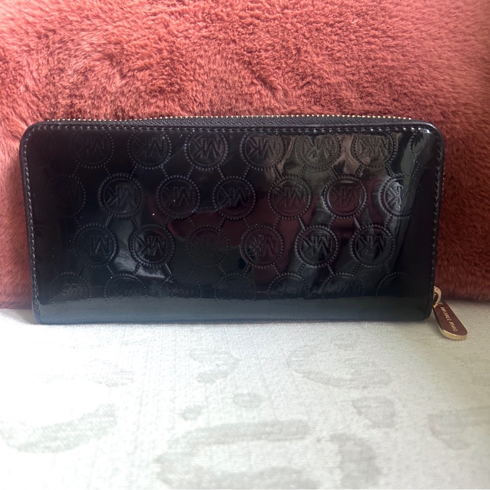 Michael Kors Black Patent Leather Wallet with Gold Logo - Picture 2 of 6